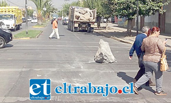 Esta fue la roca que quedó en el centro de la calzada en la intersección de Avenida Maipú con Benigno Caldera.