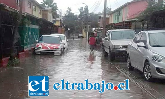 MEDIANAS INUNDACIONES.- En Población Curimón, Pasaje 4, hubo inundaciones. (Foto Emergencia Aconcagua)