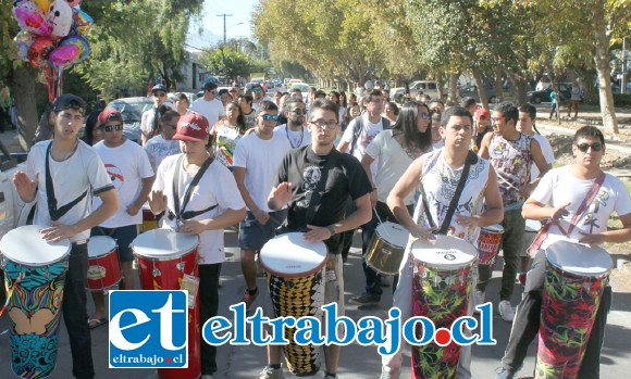 SABOR Y RITMO.- Las calles de San Felipe fueron sacudidas durante el pasado fin de semana por estos batuqueros, quienes llegaron de varias partes del país.