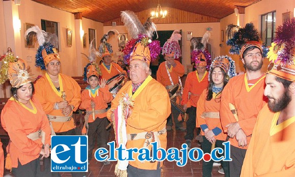 TÍO NANO.- Bernardo Miranda dirigió los bailes ofrecidos al santo dentro de la capilla.