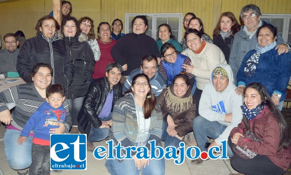 SUEÑAN CON CASA PROPIA.- Ellos son parte de los socios de este comité de vivienda, quienes desde hace cinco años buscan llegar a la meta final.