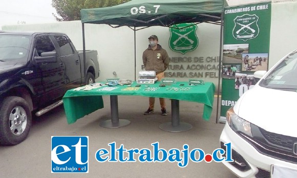 Drogas, dinero, municiones y un arma de fuego además de dos lujosos vehículos, fueron incautados por el OS7 de Carabineros Aconcagua la tarde de este martes.