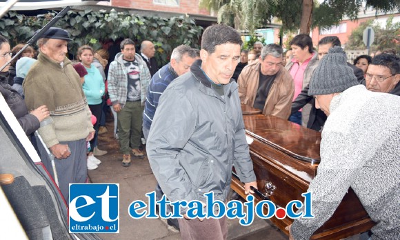 ADIÓS MANUELITO.- Ayer miércoles en horas de la tarde fue despedido para siempre el querido Manuelito Hevia, quien murió atropellado en Población Hacienda Quilpué la noche de este lunes. (Foto Roberto González Short)