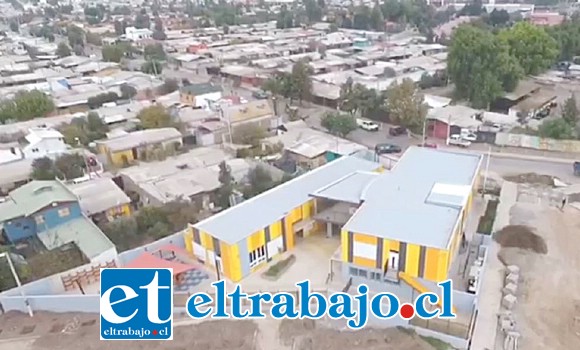 VISTA AÉREA.- Así se ve este edificio desde el cielo, este jardín infantil cuenta con dos salas cuna y dos niveles medios. Cada sala de actividades posee una sala de servicios higiénicos para acoger a los 40 lactantes y 56 párvulos.