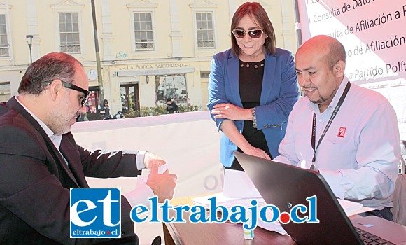 CAMPAÑA NACIONAL.- Rony Núñez, vecino de Valparaíso, aprovechó las atenciones en terreno que la propia directora regional de Servel, Katy Cortés Valenzuela, estaba realizando en el centro de la ciudad.