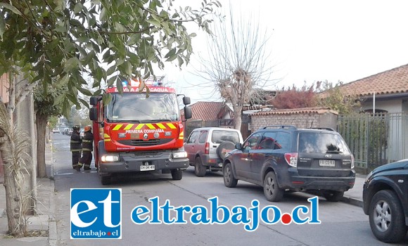 Personal de Bomberos guardando el equipo usado en el amago de incendio en Calle Carlos Condell Nº 635 San Felipe.