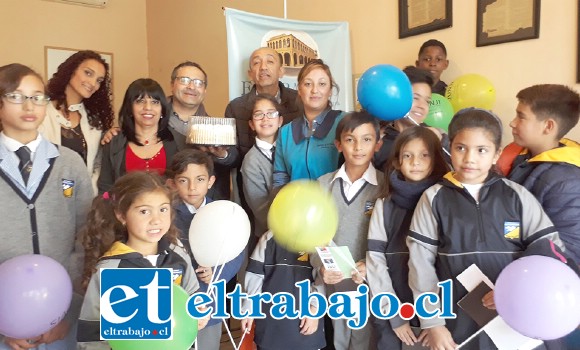 Alumnos de distintos países que estudian en la Escuela José de San martín, llegaron hasta nuestras dependencias a entregar su saludo de cumpleaños.