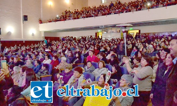 A la actividad concurrieron más de mil mujeres, quienes recibieron una hermosa flor para reconocerlas en la gran labor que cada día tienen como mamá.