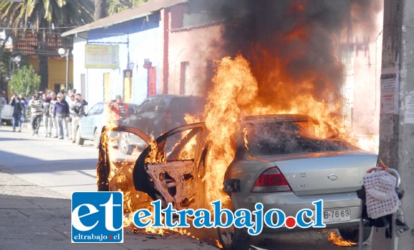 Mientras el fotógrafo profesional Eduardo Orellana captaba esta imagen segundos después de iniciado el fuego, en el interior del banco cuatro sujetos fuertemente armados llevaban a efecto un calculado y meditado plan para asaltarlo. (Foto Eduardo Orellana, 9 8308 0295).