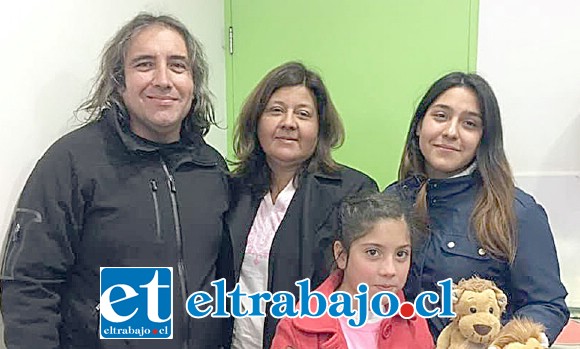 La señora Claudia González Oliva junto a su familia, quien se convirtió en la primera paciente en recibir este dispositivo que le cambia la vida.