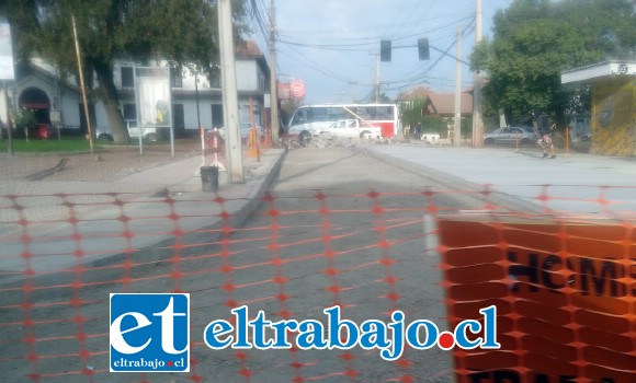 La pavimentación con hormigón estampado habría desencadenado finalmente la postergación de la habilitación de esta intersección.