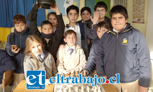 AMANTES DEL AJEDREZ.- Este es un grupo de escolares de la Escuela José de San Martín, quienes juegan ajedrez durante todo el año lectivo.