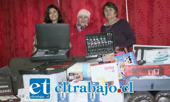 MUCHÍSIMOS PREMIOS.- Aquí vemos a doña Solange Cádiz, acompañada por amigas y vecinas, mostrando a Diario El Trabajo los premios que habrá para este Bingo Solidario del sábado.