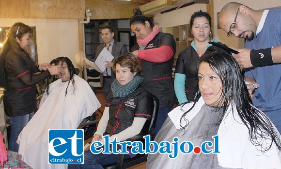 CORTES DE CABELLO GRATIS.- Estudiantes de la Escuela de Peluquería Integral Haike se están formando en esta institución sanfelipeña, mientras que los vecinos reciben cortes de cabello gratis.