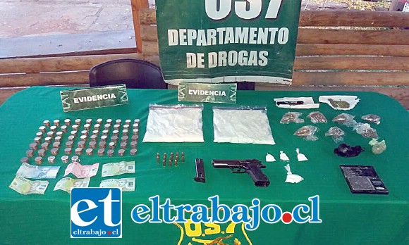 El procedimiento efectuado por el OS7 de Carabineros incautó más de dos kilos de pasta base, marihuana, clorhidrato de cocaína, un revólver y dinero en efectivo.