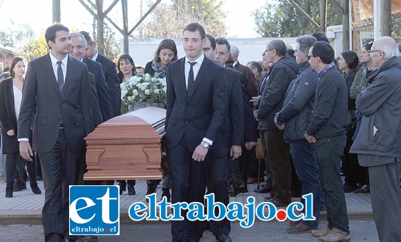 ADIÓS DOCTOR.- Al filo de las 17:00 horas ayer fue despedido entre lágrimas y aplausos el Dr. Eduardo Valenzuela, de quien sus restos ya reposan en el Cementerio Municipal de San Felipe, en El Almendral.