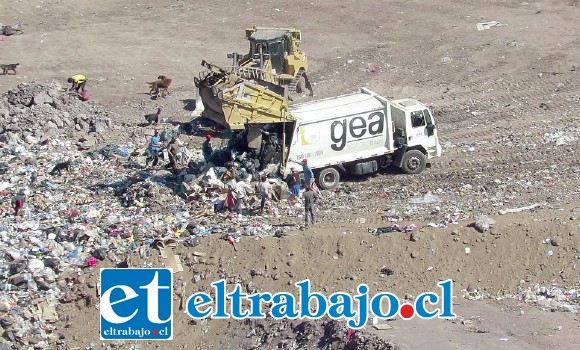 Uno de los camiones de GEA descarga basura en el Vertedero La Hormiga. (Foto archivo).