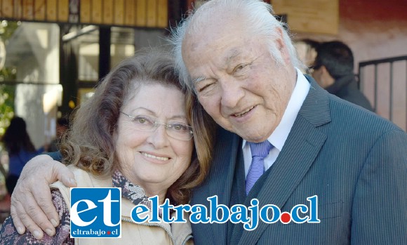 SIEMPRE JUNTOS.- Aquí tenemos a don Eduardo al lado de su esposa Eliana Faúndez, en las afueras del liceo.