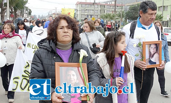 NI UNA MENOS.- Cientos de llayllaínos marcharon por las calles de su comuna, exigiendo el final contra la violencia de género.