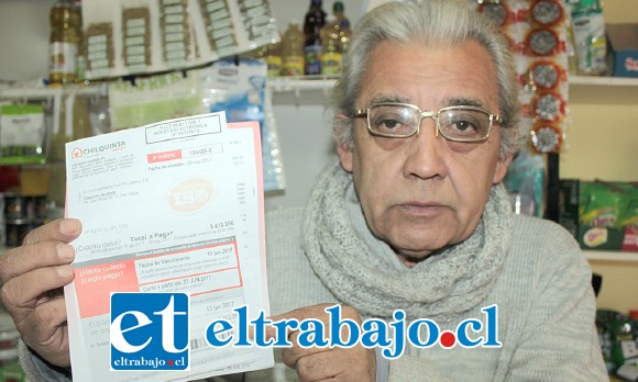 CASI MEDIO MILLÓN DE PESOS.- Don Patricio Barraza reclama a Chilquinta lo que él considera un excesivo cobro por el servicio de electricidad.