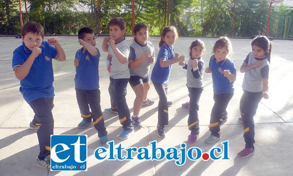 Los pequeños alumnos de la Escuela Heriberto Bermúdez de Algarrobal se han tomado muy en serio el taller de karate entretenido.