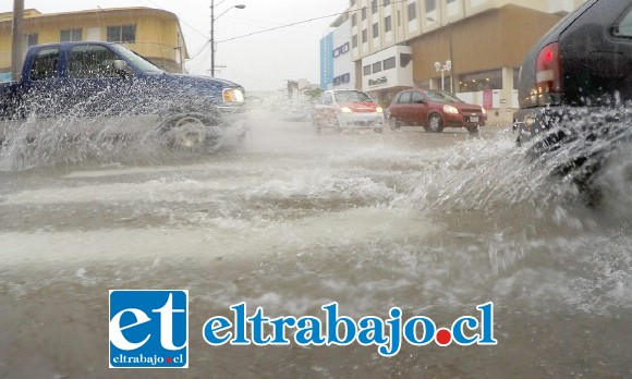 MUCHA AGUA.- Miguel Cuevas recomendó a nuestros lectores revisar bien las canaletas de las casas, goteras y alrededores de nuestras viviendas, así como estar bien abrigado. (Referencial)