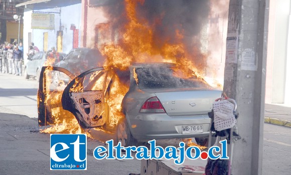 La imagen muestra el auto incendiado, luego que los delincuentes le prendieran fuego como elemento de distracción y de paso evitar el tránsito de vehículos para asegurar la fuga.