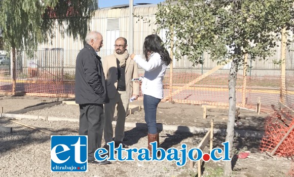 El Alcalde Patricio Freire y al administrador municipal Patricio González, visitaron ayer el recinto deportivo donde se construye el punto limpio.