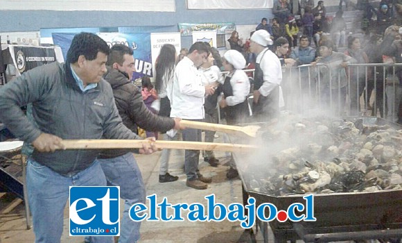 El Alcalde de Santa María, Claudio Zurita, también participó activamente en la preparación de los productos del mar.