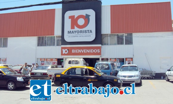 El delito se habría originado la tarde de este domingo en el Supermercado Mayorista 10 ubicado en calle Santo Domingo en la comuna de San Felipe.