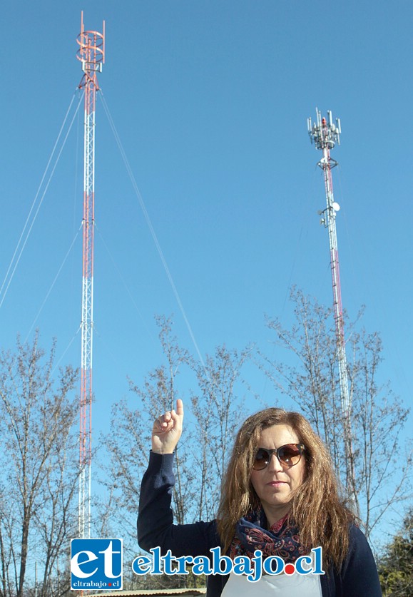 POLÉMICAS ANTENAS.- Doña Joisy Contreras muestra a Diario El Trabajo las antenas que están casi sobre su casa.