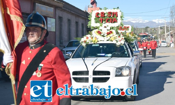 DESFILE DE HONOR.- Un solemne y respetuoso desfile por el centro de la comuna fue el que se realizó ayer con los restos del Insigne Bombero aconcagüino.