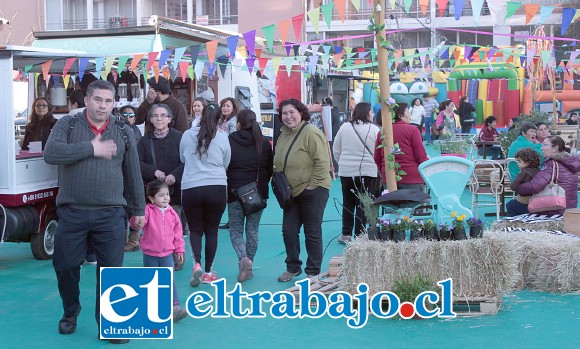 SABOR EN FAMILIA.- Familias enteras están disfrutando a lo grande de esta opción urbana para disfrutar con sus hijos comidas rápidas y sana diversión en el centro de San Felipe.