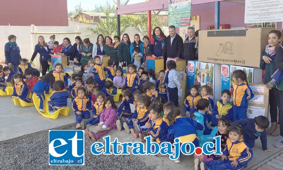 JUGUETES NUEVOS.- Aquí tenemos a los niños de Conejitos Saltarines en compañía de funcionarias del establecimiento, junto a Humberto y Amaro, personas encargadas de entregar los regalos al jardín infantil.