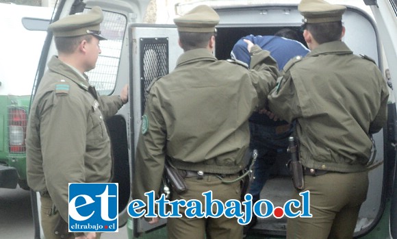 El imputado fue conducido por Carabineros hasta tribunales para ser requerido por la Fiscalía. (Foto Archivo).