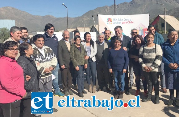 Vecinos de las villas Sol Naciente, Renacer, Industrial y 250 Años, felices junto a las autoridades durante la entrega del terreno donde se levantará el jardín más grande de la provincia.