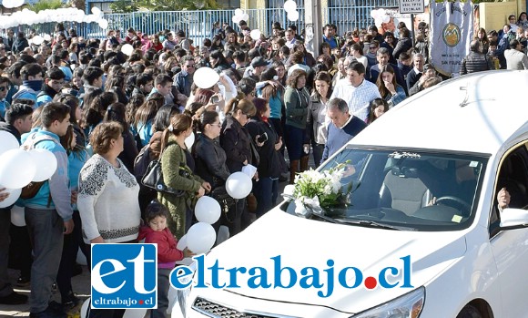 ADIÓS VICTORIA.- Un mar de gente despidió ayer lunes a la joven Carolina Gutiérrez Mondaca (17), quien perdiera la vida luego que la camioneta en la que viajaba junto a otros nueve ocupantes, volcara en el kilómetro 1.8 de la Ruta E 713 de Santa María, que conecta hacia San Felipe, cerca de la medianoche de este domingo. (Foto Roberto González Short)