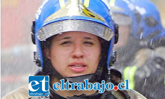 FUERZA MARÍA.- Ella es la joven bombera de la 1ª Compañía de Bomberos de Santa María, María Isabel Reinoso Montenegro.