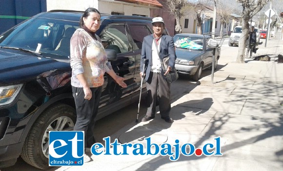 Joanna y Ricardo, vecinos de calle Traslaviña, nos muestran una de las cámaras por donde salen malos olores.