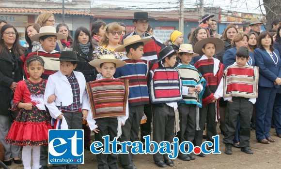 FELIZ CUMPLEAÑOS.- Peques y grandes celebraron los 174 años de existencia de su casa estudiantil.