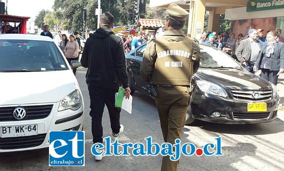 Al centro de la fotografía, el joven víctima de esta violenta agresión junto a los carabineros, quienes adoptaron la denuncia.