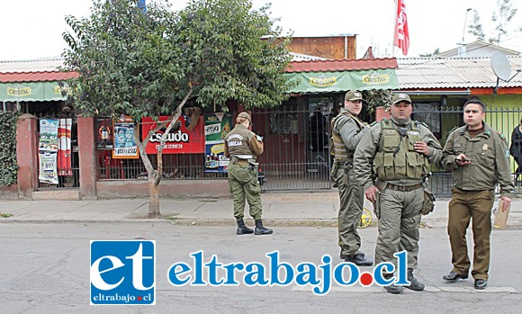 Con cuatro peligrosos delincuentes detenidos, uno de ellos herido a bala en una de sus piernas, culminó un exitoso procedimiento policial en que Carabineros de la Tenencia de San Esteban frustró el robo a un almacén de esa comuna.