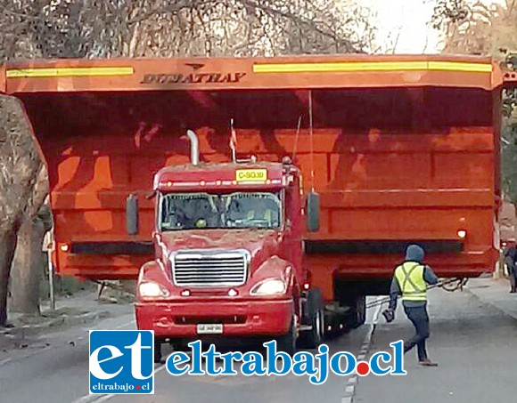 La impactante imagen da cuenta de las dimensiones de la carga que llevaban los vehículos que causaron el caos en Panquehue. (Foto @EmergenciaA).