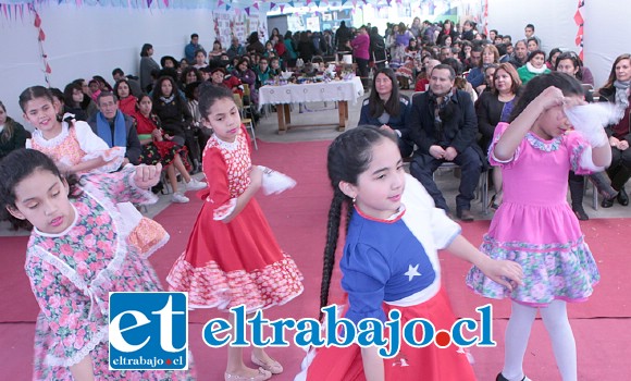 NUESTRAS VIOLETITAS.- Estas pequeñitas ofrecieron sus mejores bailes al son de las melodías de Parra, ante un público emocionado.