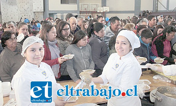 NADIE FALTÓ.- Estas damitas muestran a Diario El Trabajo su mejor platillo del mes, al fondo vemos a los miles de aconcagüinos que llegaron a disfrutar del chupe.