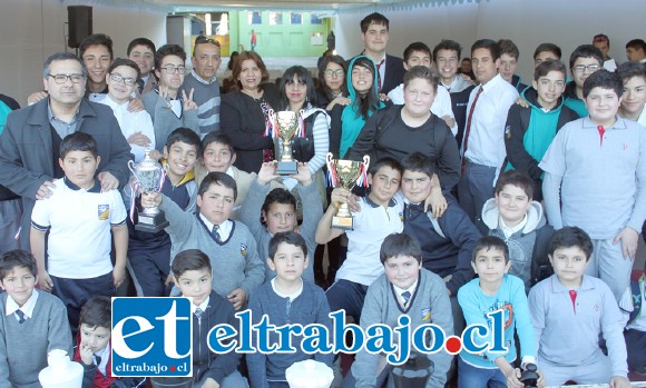 TENEMOS CAMPEÓN.- Todo un reto deportivo representó para los ajedrecistas escolares que ayer dieron vida a la III Copa de Ajedrez Diario El Trabajo 2017, jornada interescolar organizada por la Escuela José de San Martín en horas de la tarde en los salones de la casa estudiantil. En esta oportunidad se disputaron los premios niños de 6 a 9; 10 a 12; 13 a 14 y 15 a 18 años de edad.