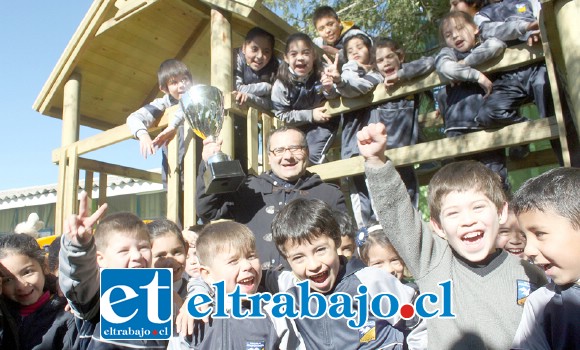 LA TERCERA COPA.- Los niños de la Escuela José de San Martín están como locos de alegría de cara a este tercer campeonato interescolar de ajedrez.