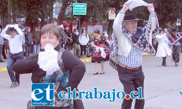 NADA TÍMIDOS.- Esta pareja supo en grande disfrutar del evento ‘277 Pañuelos al viento’, que organizó la dirección de Administración y Finanzas, la Municipalidad de San Felipe.