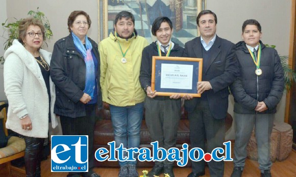 El alcalde Manuel Rivera junto a los jóvenes Jorge Navarro y Martín Barraza, el profesor Carlos Montenegro, y las directoras del establecimiento, Lilian Uribe, y Daem María Soledad Reinoso.