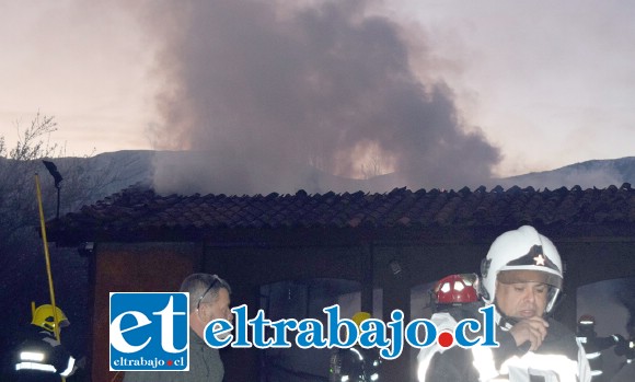 Las unidades de Bomberos lograron evitar que la vivienda se quemara por completo, como lo muestra esta foto.